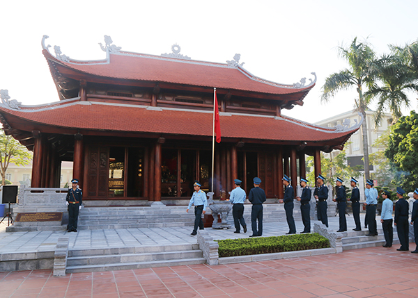 Dâng hương tưởng niệm Chủ tịch Hồ Chí Minh và các anh hùng liệt sĩ nhân dịp kỷ niệm 57 năm ngày truyền thống Quân chủng PK-KQ