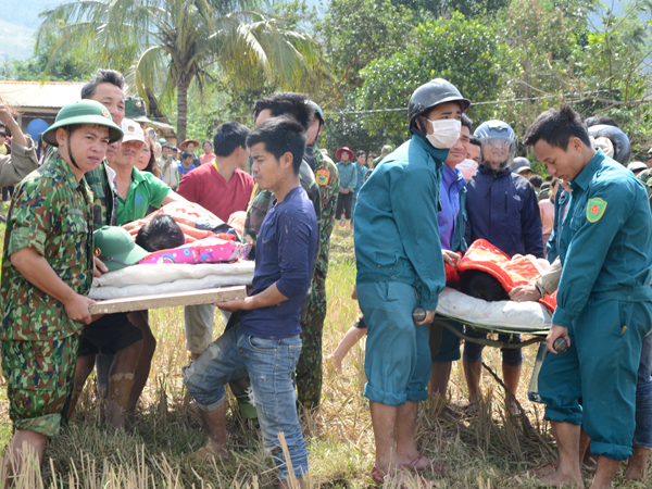 Trung đoàn 930 tiếp tục bay tiếp tế, cứu hộ cho nhân dân vùng lũ Quảng Trị