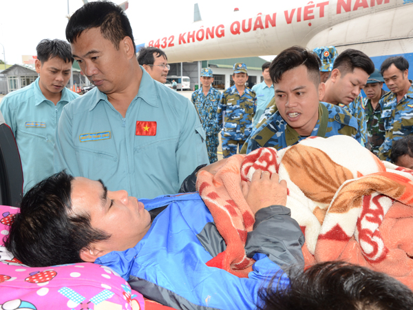 Trung đoàn 930 tiếp tục bay tiếp tế, cứu hộ cho nhân dân vùng lũ Quảng Trị