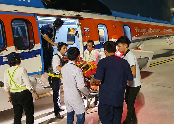 Bay cấp cứu bệnh nhân nặng từ đảo Sinh Tồn về đất liền