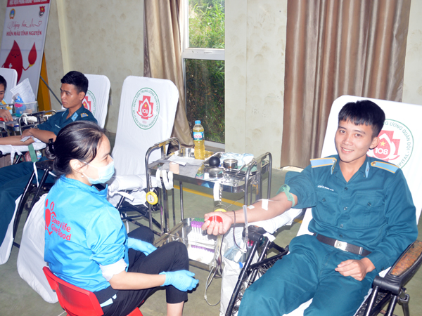Tuổi trẻ Học viện Phòng không - Không quân hiến hơn 600 đơn vị máu