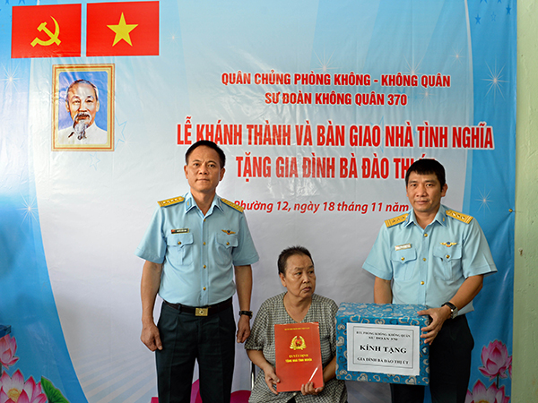 Sư đoàn 370 bàn giao Nhà tình nghĩa cho gia đình chính sách tại TP Hồ Chí Minh