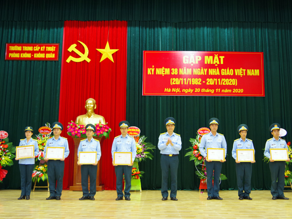 Các học viện, nhà trường trong Quân chủng Phòng không - Không quân kỷ niệm Ngày Nhà giáo Việt Nam 20-11