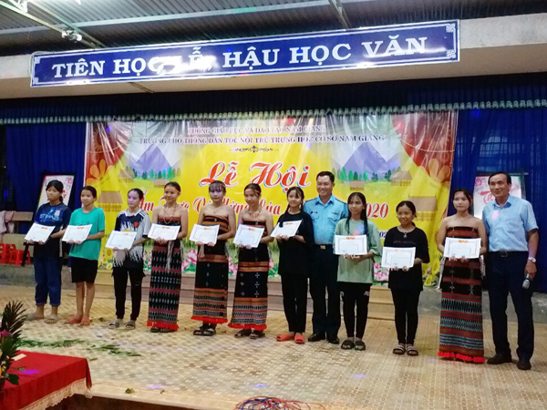 Trung đoàn 224 trao quà hỗ trợ học sinh tỉnh Quảng Nam