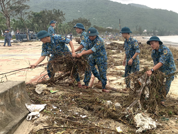 Trung đoàn 224 giúp TP Đà Nẵng vệ sinh môi trường