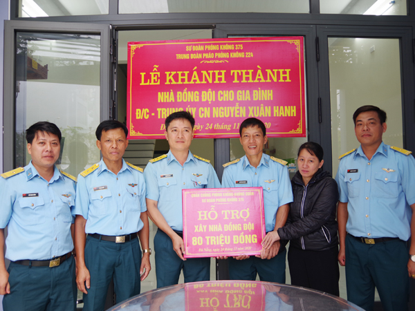 Trung đoàn 224 bàn giao Nhà đồng đội cho Trung úy QNCN Nguyễn Xuân Hanh