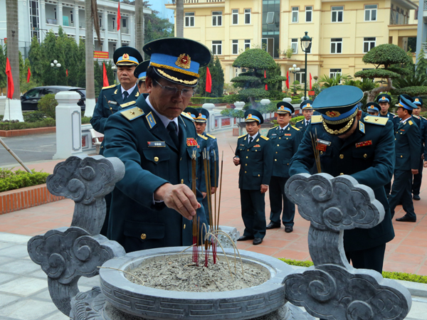 Quân chủng Phòng không - Không quân dâng hương tưởng niệm Chủ tịch Hồ Chí Minh và các anh hùng, liệt sĩ tại Nhà tưởng niệm liệt sĩ PK-KQ