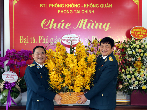 Đại tá Phạm Bính Ngọ - Trưởng Phòng Tài chính Quân chủng Phòng không - Không quân nhận danh hiệu Phó Giáo sư
