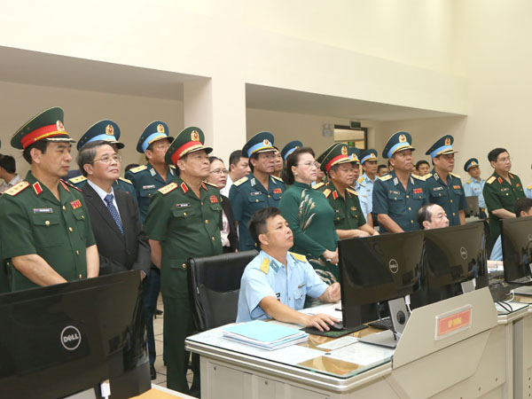 Chủ tịch Quốc hội Nguyễn Thị Kim Ngân thăm và làm việc tại Quân chủng Phòng không - Không quân