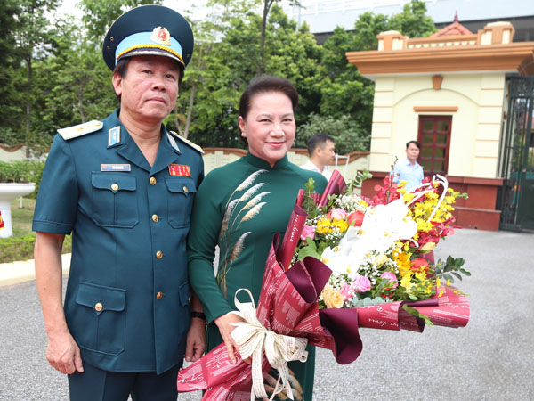 Chủ tịch Quốc hội Nguyễn Thị Kim Ngân thăm và làm việc tại Quân chủng Phòng không - Không quân