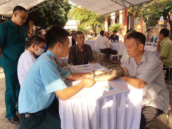 Trung đoàn 64 tổ chức khám bệnh, tặng quà, cấp thuốc miễn phí cho các đối tượng chính sách trên địa bàn xã Đông Sơn, Chương Mỹ, Hà Nội