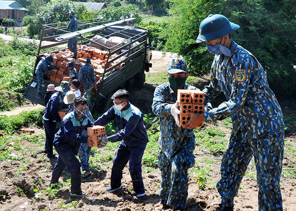 Trung đoàn 915 giúp dân xây, sửa nhà tại xã Cà Lúi, huyện Sơn Hòa, tỉnh Phú Yên