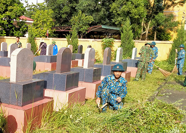 Sư đoàn 365 tham gia vệ sinh nghĩa trang liệt sĩ xã Tân Hưng