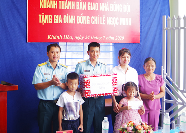 Sư đoàn 377 tổ chức khánh thành và bàn giao “Nhà đồng đội” cho gia đình Trung úy QNCN Lê Ngọc Minh
