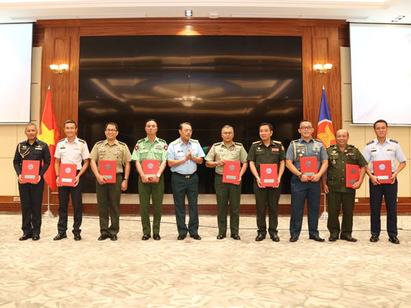 Quân chủng Phòng không - Không quân trao thư mời Tư lệnh Không quân các nước ASEAN dự các hội nghị năm 2020