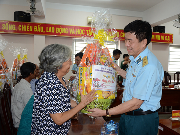 Chính ủy Quân chủng Phòng không-Không quân thăm và tặng quà các gia đình chính sách tại TP Hồ Chí Minh