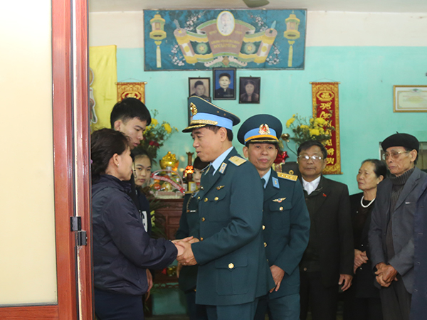 Đoàn công tác Quân chủng PK-KQ thăm gia đình 3 đồng chí công an hi sinh trong khi làm nhiệm vụ tại Đồng Tâm