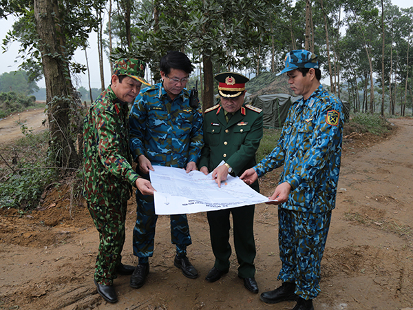 Thượng tướng Nguyễn Phương Nam kiểm tra tiến độ thi công xây dựng tường rào bảo vệ Sân bay Miếu Môn