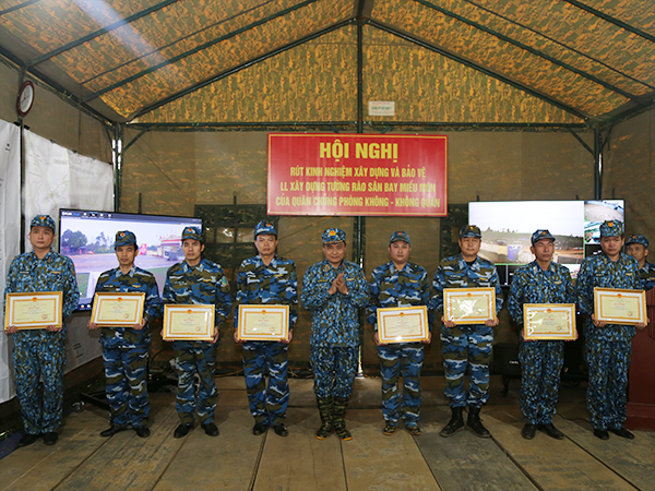 Quân chủng Phòng không-Không quân tổ chức hội nghị rút kinh nghiệm xây dựng và bảo vệ lực lượng xây dựng tường rào bảo vệ Sân bay Miếu Môn