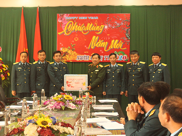 Trung tướng Lê Huy Vịnh thăm và chúc Tết tại Trung đoàn 213
