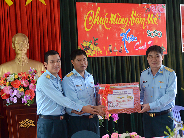 Phó Chính ủy Quân chủng Phòng không - Không quân chúc tết các cơ quan, đơn vị trên địa bàn thành phố Đà Nẵng