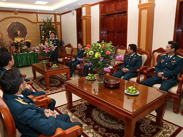 Thủ trưởng Bộ Tư lệnh Quân chủng Phòng không - Không quân chúc Tết các cơ quan, đơn vị trong Quân chủng