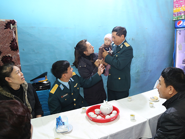 Đoàn công tác Quân chủng PK-KQ thăm gia đình 3 đồng chí công an hi sinh trong khi làm nhiệm vụ tại Đồng Tâm