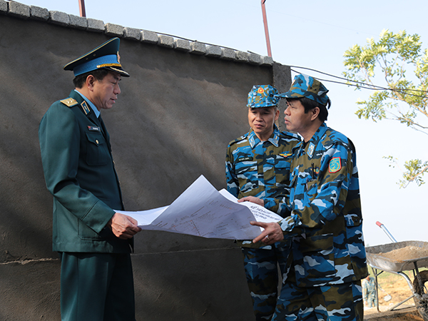 Chính ủy Quân chủng Phòng không-Không quân kiểm tra tiến độ  xây dựng tường rào bảo vệ Sân bay Miếu Môn