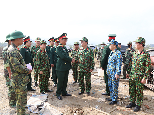 Thượng tướng Trần Quang Phương động viên bộ đội thi công xây dựng tường rào bảo vệ Sân bay Miếu Môn