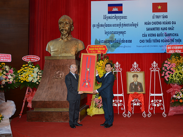Vương quốc Campuchia truy tặng Huân chương Hoàng gia hạng Nhất cho Thiếu tướng Hoàng Thế Thiện