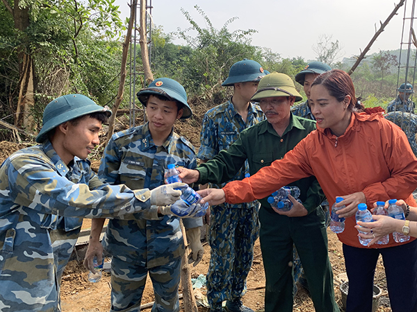 Lãnh đạo huyện Mỹ Đức, TP Hà Nội thăm và động viên cán bộ, chiến sĩ các đơn vị thi công xây dựng tường rào bảo vệ Sân bay Miếu Môn
