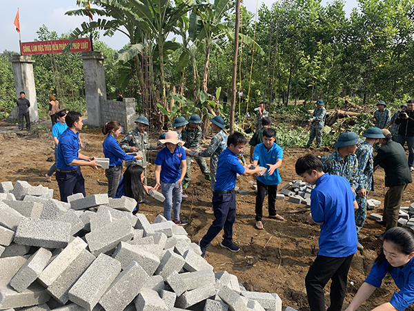 Lãnh đạo huyện Mỹ Đức, TP Hà Nội thăm và động viên cán bộ, chiến sĩ các đơn vị thi công xây dựng tường rào bảo vệ Sân bay Miếu Môn