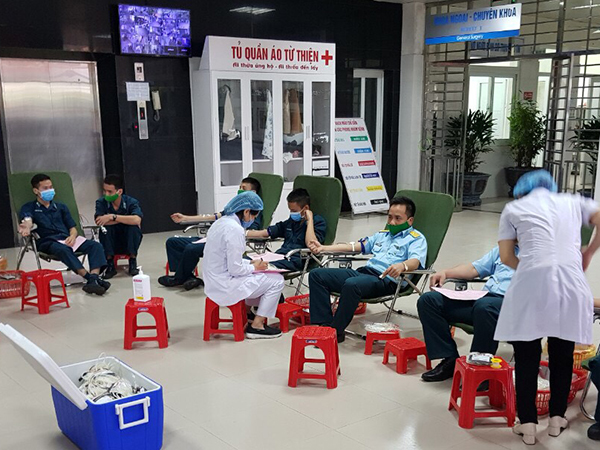 Cán bộ, chiến sĩ Trạm Ra đa 28 tham gia hiến máu tình nguyện