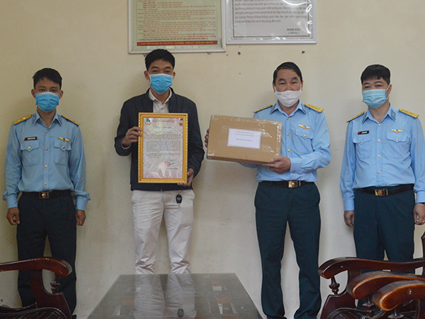 Gia đình ông Lê Tất Linh trao tặng Học viện Phòng không - Không quân 5.300 khẩu trang vải