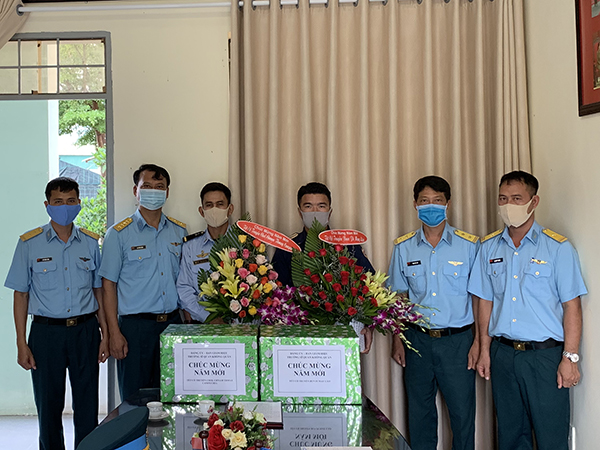 Trường Sĩ quan Không quân chúc Tết các học viên Lào và Campuchia