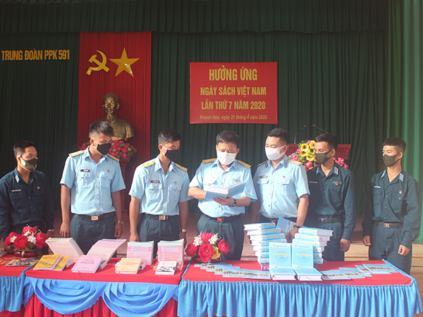 Các đơn vị trong Quân chủng Phòng không-Không quân hưởng ứng Ngày sách Việt Nam