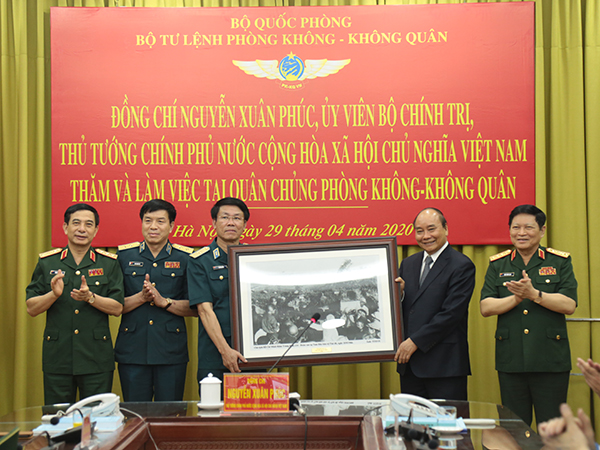 Đồng chí Nguyễn Xuân Phúc - Ủy viên Bộ Chính trị, Thủ tướng Chính phủ đến thăm và làm việc tại Quân chủng Phòng không-Không quân