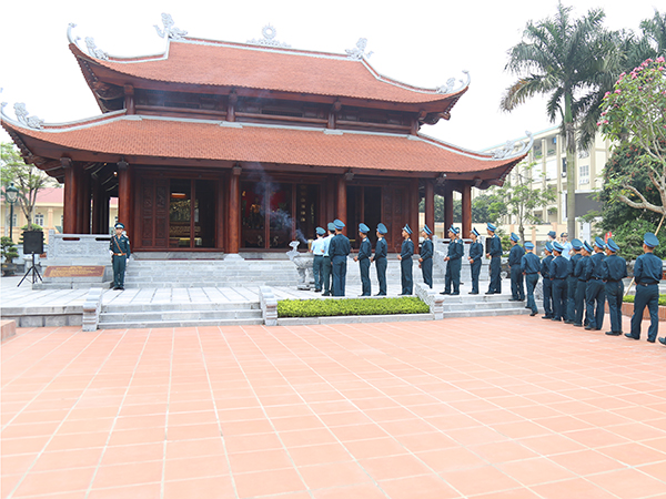 Quân chủng Phòng không-Không quân dâng hương tưởng niệm Chủ tịch Hồ Chí Minh và các anh hùng liệt sĩ