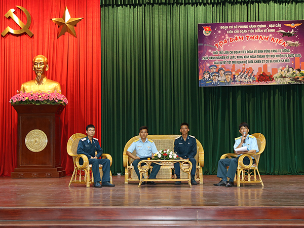 Liên Chi đoàn Tiểu đoàn Vệ binh tổ chức tọa đàm thanh niên về tình hình chấp hành pháp luật Nhà nước, kỷ luật Quân đội