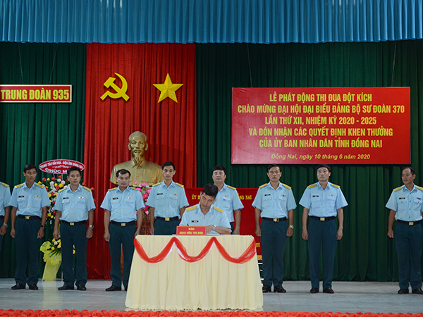 Trung đoàn 935 phát động thi đua đột kích “Tháng hành động kiểu mẫu” và đón nhận các quyết định khen thưởng của UBND tỉnh Đồng Nai