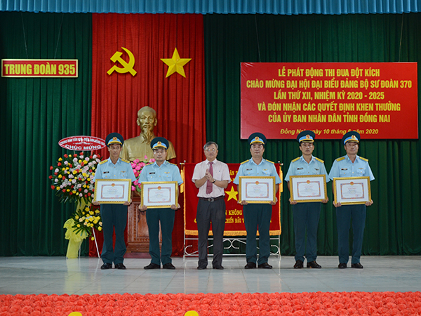 Trung đoàn 935 phát động thi đua đột kích “Tháng hành động kiểu mẫu” và đón nhận các quyết định khen thưởng của UBND tỉnh Đồng Nai