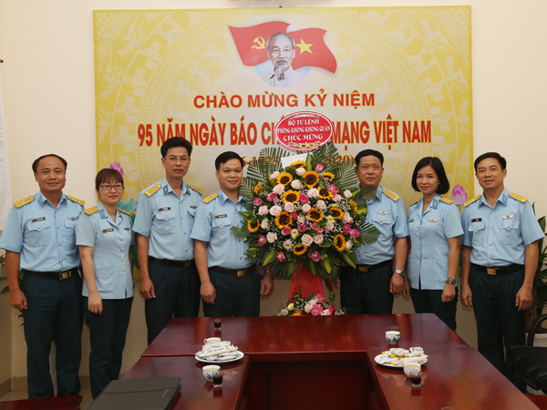 Quân chủng Phòng không-Không quân chúc mừng các cơ quan thông tấn, báo chí nhân kỷ niệm 95 năm Ngày Báo chí Cách mạng Việt Nam