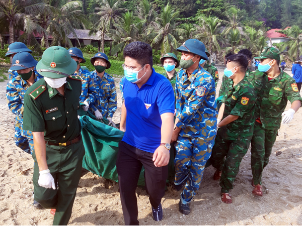 Đoàn cơ sở Trung đoàn 224 ra quân làm sạch bãi biển TP Đà Nẵng