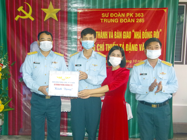 Trung đoàn 285 khánh thành và bàn giao Nhà đồng đội tặng Thiếu tá QNCN Đặng Văn Bình
