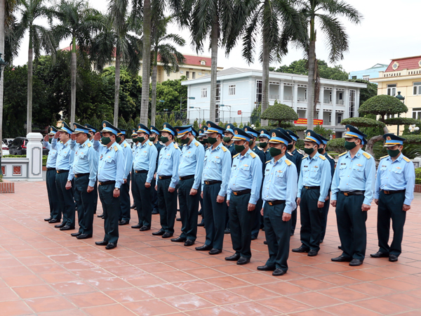 Dâng hương tưởng niệm Chủ tịch Hồ Chí Minh và các anh hùng liệt sĩ Phòng không - Không quân nhân kỷ niệm 58 năm Ngày truyền thống Quân chủng PK-KQ