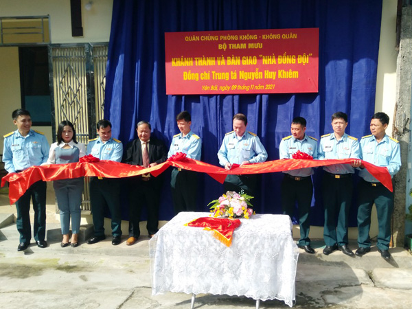 Bộ Tham mưu Phòng không - Không quân khánh thành và bàn giao “Nhà đồng đội” tặng gia đình Trung tá Nguyễn Huy Khiêm