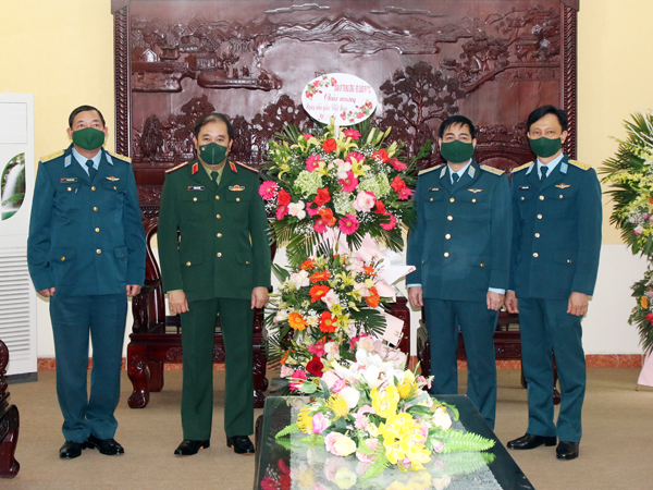 Trung tướng Phùng Sĩ Tấn - Phó Tổng Tham mưu trưởng thăm và chúc mừng Học viện Phòng không - Không quân nhân Ngày Nhà giáo Việt Nam 20-11