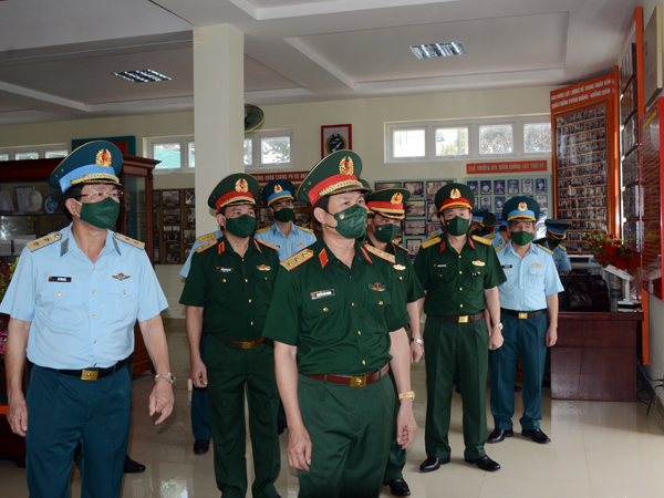 Tổng Tham mưu trưởng Quân đội nhân dân Việt Nam kiểm tra Sư đoàn 367