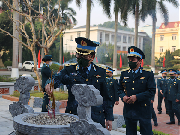 Quân chủng PK-KQ dâng hương tưởng niệm Chủ tịch Hồ Chí Minh và các anh hùng liệt sĩ PK-KQ nhân kỉ niệm 77 năm ngày thành lập QĐND Việt Nam