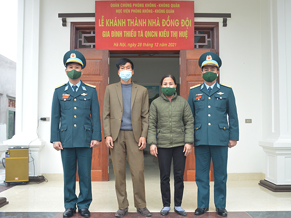 Học viện Phòng không-Không quân bàn giao “Nhà đồng đội” tặng gia đình Thiếu tá QNCN Kiều Thị Huệ